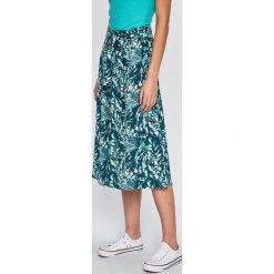 Answear - Spódnica. Zielone spódniczki damskie ANSWEAR, s, bez wzorów, z wiskozy, midi, rozkloszowane. Za 99,90 zł.