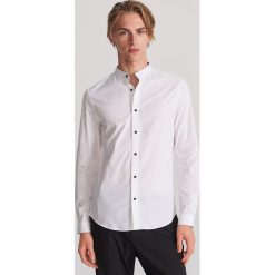 Koszula super slim fit ze stójką - Biały. Białe koszule męskie Reserved, s, bez wzorów, ze stójką, bez rękawów. Za 89,99 zł.