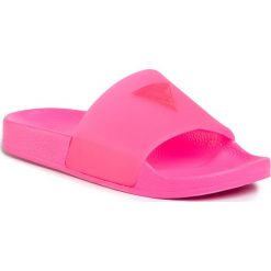 Klapki GUESS - E02Z13 BB00S G6Q1. Różowe klapki damskie Guess, z aplikacjami, z tworzywa sztucznego, bez obcasa. Za 149,00 zł.
