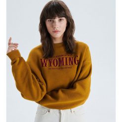 Bluza o krótkim kroju oversize - Bordowy. Czerwone bluzy damskie Cropp, s, bez wzorów, z krótkim rękawem, krótkie, bez kaptura. Za 69,99 zł.