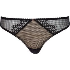 Stringi "Laila" w kolorze czarno-cielistym. Czarne stringi damskie Lascana & Co., w koronkowe wzory, z bawełny. W wyprzedaży za 44,95 zł.