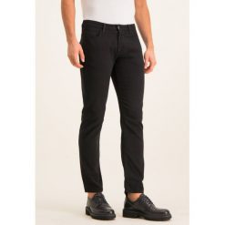 Jeansy Slim Fit Emporio Armani G1J06 1N2BZ 0999. Czarne jeansy męskie Emporio Armani, m, bez wzorów. W wyprzedaży za 439,00 zł.