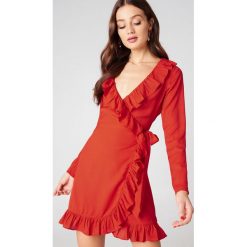 NA-KD Boho Kopertowa sukienka z długim rękawem i falbaną - Red. Czerwone sukienki damskie NA-KD Boho, bez wzorów, z poliesteru, boho, bez kołnierzyka, z długim rękawem, długie, mini, kopertowe. Za 161,95 zł.