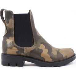 Ocieplane sztyblety na płaskim obcasie - skóra naturalna - model 479 - kolor moro. Zielone botki damskie Zapato, na zimę, z jeansu, eleganckie, na niskim obcasie, na obcasie, bez zapięcia. Za 399,00 zł.