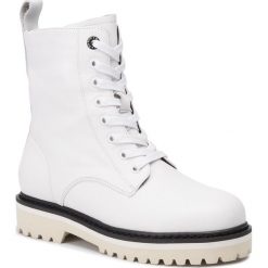 Trapery BIG STAR - EE274678 White. Białe trapery damskie BIG STAR, ze skóry, klasyczne, bez obcasa, bez zapięcia. W wyprzedaży za 299,00 zł.