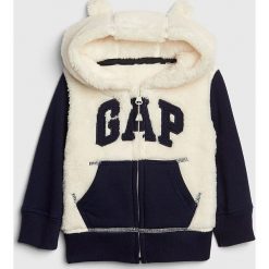 Bluza pluszowa w kolorze biało-granatowym. Niebieskie bluzy niemowlęce Gap Kids, z aplikacjami, bez rękawów, bez kaptura. W wyprzedaży za 67,95 zł.