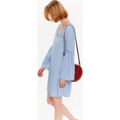 Denimowa sukienka damska z rozkloszowanym rękawem. Niebieskie sukienki damskie Top Secret, na co dzień, na lato, bez wzorów, z jeansu, eleganckie, bez kołnierzyka, bez rękawów, rozkloszowane. W wyprzedaży za 39,99 zł.