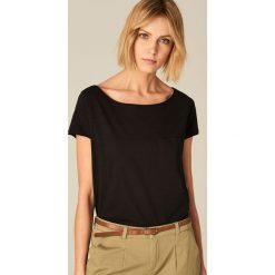 Koszulka z dekoltem typu łódka - Czarny. Czarne t-shirty damskie marki Mohito, s, z dekoltem w łódkę. Za 29,99 zł.