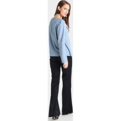 Bluzki damskie: Moss Copenhagen BAE Bluzka faded denim