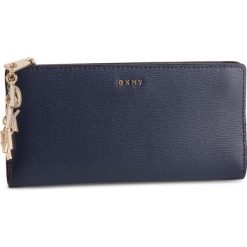 Duży Portfel Damski DKNY - R9153A62 Navy NVY. Niebieskie portfele damskie DKNY, bez wzorów, ze skóry. W wyprzedaży za 409,00 zł.