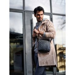 SASZETKA MĘSKA SKÓRZANA TORBA NA RAMIĘ ALWAYS WILD. Szare torby męskie skórzane ALWAYS WILD, w paski, ze skóry, eleganckie. Za 146,90 zł.