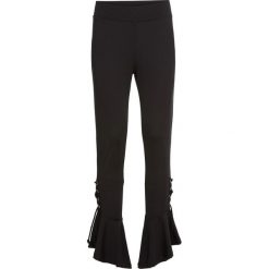 Legginsy z falbaną i sznurowaniem bonprix czarny. Czarne spodnie damskie bonprix. Za 79,99 zł.
