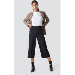 NA-KD Szerokie spodnie - Black. Czarne spodnie z wysokim stanem NA-KD. Za 121,95 zł.