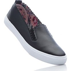 Buty wsuwane bonprix czarny. Czarne baleriny damskie marki bonprix, w kwiaty, bez obcasa. Za 59,99 zł.