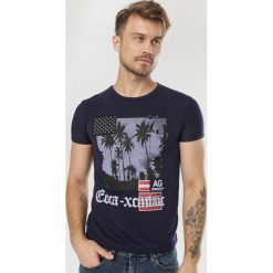 Granatowa Koszulka Leusine. Niebieskie koszulki męskie Born2be, xl, bez wzorów, bez kołnierzyka, bez rękawów. W wyprzedaży za 29,99 zł.