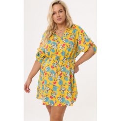 Żółta Sukienka Disarmed. Żółte sukienki damskie Born2be, xl, w paski, z wykładanym kołnierzem, bez rękawów. Za 39,99 zł.