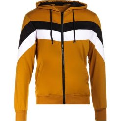 Żółta Bluza Aqialle. Żółte bluzy męskie Born2be, xl, bez wzorów, bez kołnierzyka, bez rękawów, bez kaptura. W wyprzedaży za 79,99 zł.