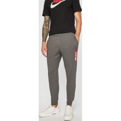 Nike Sportswear - Spodnie. Czarne spodnie męskie Nike Sportswear, na co dzień, m, z nadrukiem, z bawełny, casualowe. Za 199,90 zł.