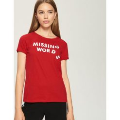 T-shirt z nadrukiem - Czerwony. Czerwone t-shirty damskie Sinsay, l, z nadrukiem. W wyprzedaży za 9,99 zł.