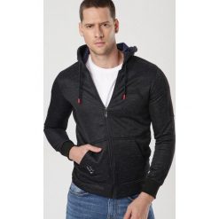 Granatowa Bluza Larainoe. Niebieskie bluzy męskie Born2be, xl, bez wzorów, bez kołnierzyka, bez rękawów, bez kaptura. Za 79,99 zł.