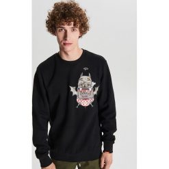 Bluza z nadrukiem na kieszonce - Czarny. Czarne bluzy męskie Cropp, s, z nadrukiem, bez kołnierzyka, bez rękawów, bez kaptura. W wyprzedaży za 49,99 zł.