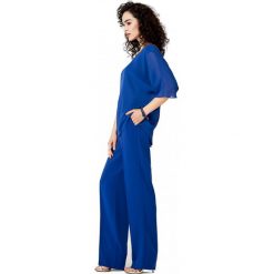 Elegancki chabrowy kombinezon Potis & Verso PERO. Niebieskie spodnie damskie Potis&Verso, na zimę, s, z aplikacjami, z dzianiny, eleganckie, z klasycznym kołnierzykiem, bez rękawów. Za 869,00 zł.