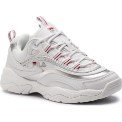 Sneakersy FILA - Ray Low Wmn 1010562.00K White/Sliver. Białe sneakersy damskie Fila, na co dzień, bez wzorów, ze skóry ekologicznej, bez obcasa, na płaskiej podeszwie, bez zapięcia. Za 429,00 zł.