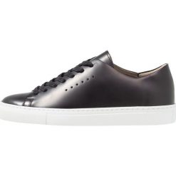 Filippa K KATE RAW Sneakersy niskie black. Czarne trampki i tenisówki damskie marki Filippa K, bez wzorów, ze skóry, bez zapięcia. Za 839,00 zł.