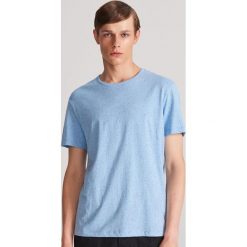 T-shirt z melanzowej dzianiny - Niebieski. Niebieskie t-shirty męskie Reserved, s, bez wzorów, z dzianiny, bez kołnierzyka. W wyprzedaży za 19,99 zł.