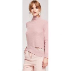 Kaszmirowy sweter w kolorze jasnoróżowym. Różowe swetry damskie ZOCHA, m, z kaszmiru. W wyprzedaży za 509,95 zł.
