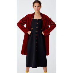 Sukienka midi z wycięciami i guzikami. Czarne sukienki z falbanami Pull&Bear, midi. Za 89,90 zł.