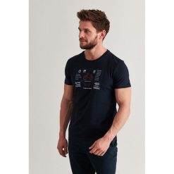 T-shirt w kolorze granatowym. Niebieskie t-shirty męskie TATUUM, m, z nadrukiem, z bawełny, z okrągłym kołnierzem. W wyprzedaży za 54,95 zł.