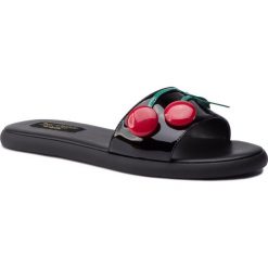 Klapki JUICY COUTURE BLACK LABEL - Bon Bon JB351 Black. Czarne klapki damskie Juicy Couture Black Label, z aplikacjami, ze skóry ekologicznej, bez obcasa. W wyprzedaży za 359,00 zł.