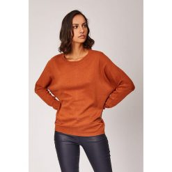 Sweter w kolorze jasnobrązowym. Pomarańczowe swetry damskie L'étoile du cachemire, bez wzorów, z kaszmiru, klasyczne, bez rękawów, bez kaptura. W wyprzedaży za 149,95 zł.
