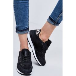 Buty damskie. Czarne klapki damskie Moodo, bez wzorów, bez obcasa. Za 29,99 zł.