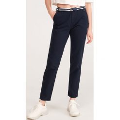 Spodnie chino z paskiem - Granatowy. Niebieskie spodnie damskie Reserved. Za 89,99 zł.