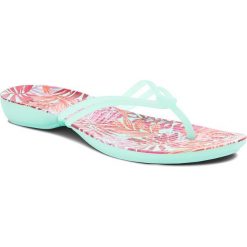 Japonki CROCS - Isabella Graphic Flip W 204196 New Mint/Tropical. Zielone klapki damskie Crocs, bez wzorów, z tworzywa sztucznego, bez obcasa. W wyprzedaży za 99,00 zł.
