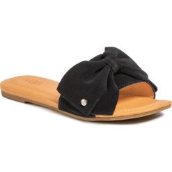 Klapki UGG - W Deanne 1109971 Blk. Czarne klapki damskie Ugg, z aplikacjami, z zamszu, bez obcasa, na obcasie. Za 259,00 zł.