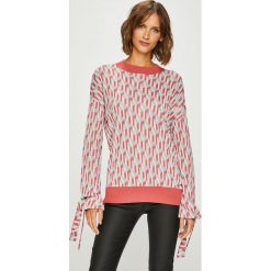 Pepe Jeans - Sweter. Szare swetry klasyczne damskie marki Pepe Jeans, s, z wiskozy, z okrągłym kołnierzem. W wyprzedaży za 229,90 zł.