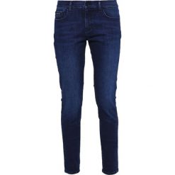 Calvin Klein Jeans MID RISE SKINNY Jeans Skinny Fit darkblue denim. Niebieskie jeansy damskie Calvin Klein Jeans, z bawełny. W wyprzedaży za 359,20 zł.
