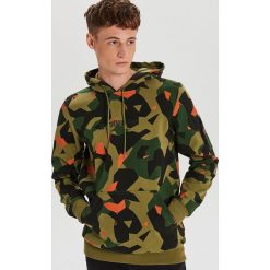 Bluza camo z nadrukiem - Khaki. Brązowe bluzy męskie Cropp, s, z nadrukiem, bez kołnierzyka, bez rękawów, bez kaptura. Za 129,99 zł.