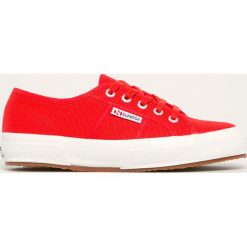 Superga - Tenisówki. Czerwone trampki i tenisówki damskie Superga, bez wzorów, z gumy, bez zapięcia. W wyprzedaży za 189,90 zł.