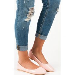 LAKIEROWANE BALERINY. Różowe baleriny damskie TOP SHOES, bez wzorów, z lakierowanej skóry, bez obcasa. Za 39,99 zł.