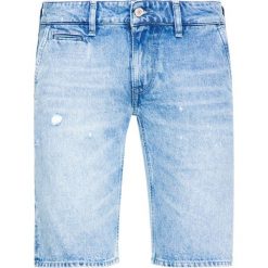 Szorty jeansowe Guess M92D04 D3I81. Niebieskie spodenki i szorty męskie Guess, m, z aplikacjami, z bawełny. W wyprzedaży za 199,00 zł.