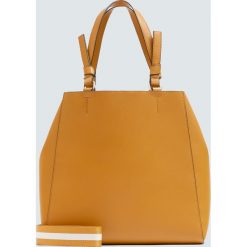 Musztardowa torebka shopper z dwukolorowym paskiem. Torby damskie na zakupy Pull&Bear, bez wzorów, bez dodatków. Za 99,90 zł.