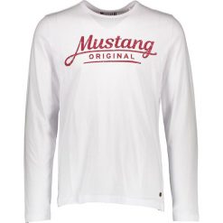 Koszulka "Adrian" w kolorze białym. Białe koszulki męskie Mustang Men, s, z nadrukiem, z bawełny, z okrągłym kołnierzem, z długim rękawem, długie. W wyprzedaży za 43,95 zł.