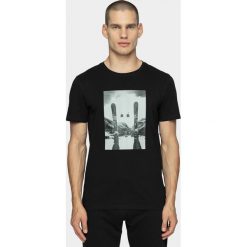 T-shirt męski TSM605 - głęboka czerń - Outhorn. Pomarańczowe koszulki męskie Outhorn, m, bez wzorów, bez kołnierzyka. Za 39,99 zł.