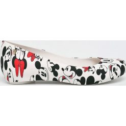 Melissa - Baleriny Ultragirl x Mickey Mouse. Białe baleriny damskie Melissa, z motywem z bajki, z gumy, bez obcasa. W wyprzedaży za 299,90 zł.