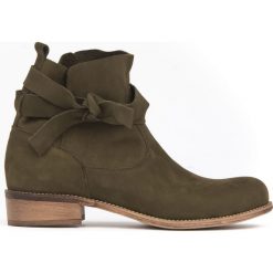 Botki z kokardą - skóra naturalna - model 458 - kolor oliwka. Szare botki damskie Zapato, z jeansu, eleganckie, z okrągłym noskiem, bez obcasa, na płaskiej podeszwie, bez zapięcia. W wyprzedaży za 319,20 zł.