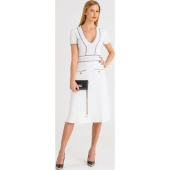 SUKIENKA Elisabetta Franchi. Białe sukienki damskie Elisabetta Franchi, na imprezę, s, bez wzorów, z dzianiny, z okrągłym kołnierzem, z krótkim rękawem, krótkie, midi, dopasowane. Za 1589,00 zł.